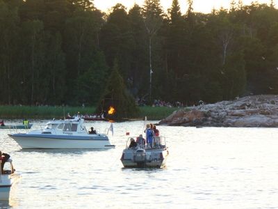 Hääpari kirkkoveneessä sytyttämispuuhissa