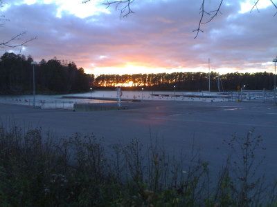 Aurinko laskee länteen