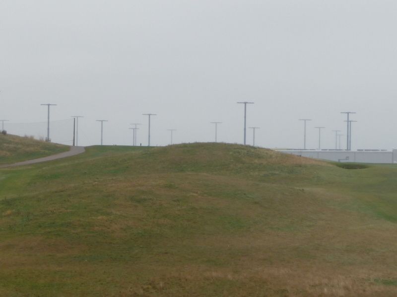 Tihkuinen maisema golfkentän ylitse satamaan Tihkuinen maisema golfkentän ylitse satamaan