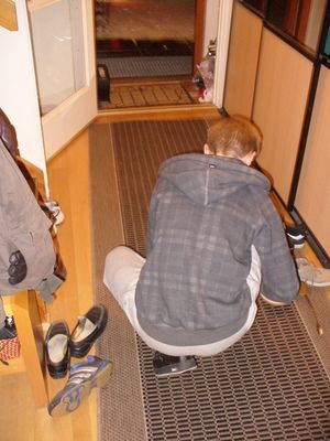 Kengät jalkaan ja menoksi kohti lentokenttää