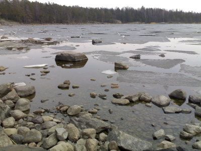 Uutelan makkaranpaistopaikan edessä jäät ovat jo lähdössä. Uutelan makkaranpaistopaikan edessä jäät ovat jo lähdössä.
