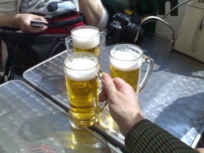 Katukahviloita riittää Wienissä, ja hyvää olutta! Katukahviloita riittää Wienissä, ja hyvää olutta!