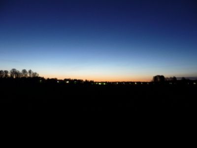 Auringon valo loimottaa Viikin peltojen yli pohjois-koillisesta