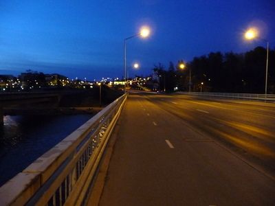 Aamu sarastaa Vuosaaren sillalla