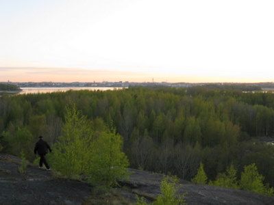 Alkukesän vehreyttä illan hämärässä Herttoniemessä Alkukesän vehreyttä illan hämärässä Herttoniemessä