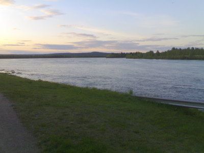 Pimeä ei tunnu tulevan vaikka ilta on jo pitkällä Pimeä ei tunnu tulevan vaikka ilta on jo pitkällä