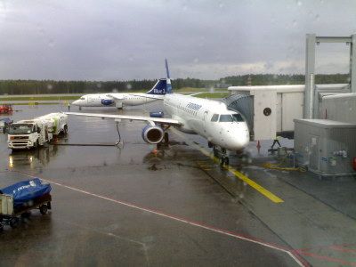 Embraer 190 odottaa illan matkustajia Embraer 190 odottaa illan matkustajia