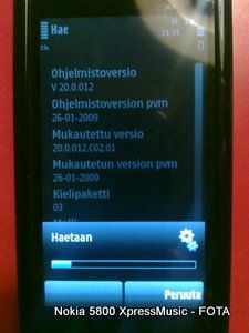 Uusi ohjelmisto ladataan puhelimeen