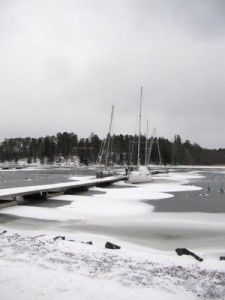 Itätuuli kieputtaa talvehtijoita kolmoslaiturissa Itätuuli kieputtaa talvehtijoita kolmoslaiturissa