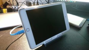 iPad telineessä