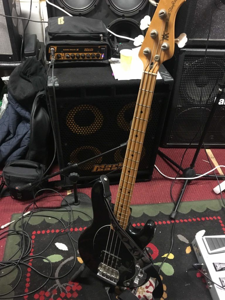 Stedin Musicman Stingray ja MarkBass -vahvistin sekä kaappi