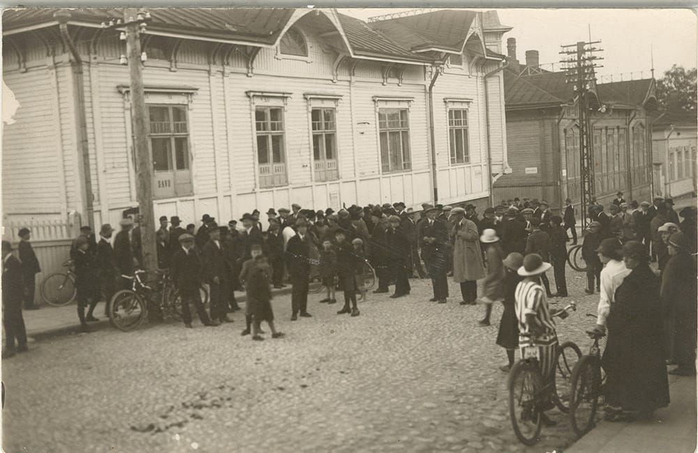Savo-lehden toimitus ja taustalla Kalervon tumma kotitalo Kuopiossa Savo-lehden toimituksen rakennus Kuopiossa 1924. Ihmisiä seisoskelemassa talon edustalla odottaen uutisia olympialaisista. Taustan tumma talo on silloinen Tulliportti 7